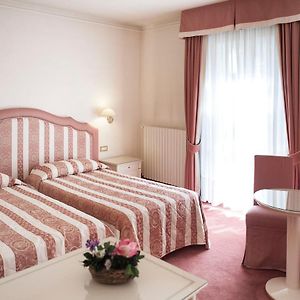 Suite con letto king size in edificio annesso